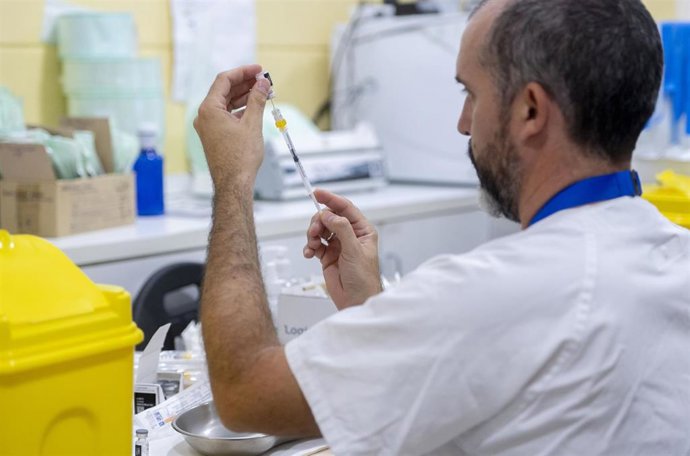 Archivo - Vacunas contra la gripe, en un centro de salud, a 14 de octubre de 2024, en Madrid (España).