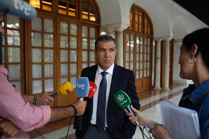 Archivo - El presidente del Tribunal Superior de Justicia de Andalucía (TSJA), Lorenzo del Río, atiende a los medios en el Parlamento andaluz. Imagen de archivo