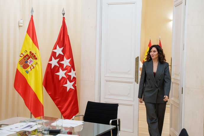 La presidenta de la Comunidad de Madrid, Isabel Díaz Ayuso, llega a la Real Casa de Correos, a 29 de septiembre de 2025, en Madrid (España).