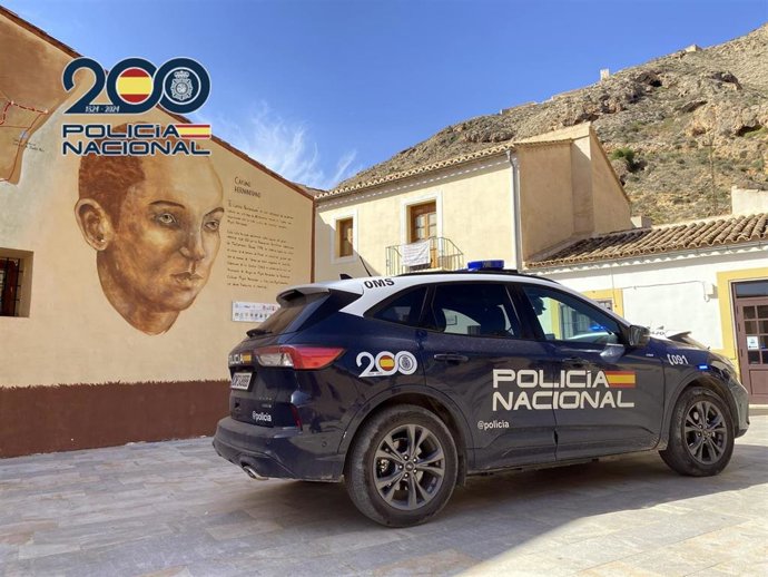 Imagen de un coche de la Policía Nacional en Orihuela (Alicante)