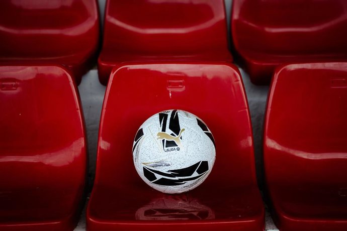 LaLiga y Puma presentan 'ONE GAME. ALL EYES.', el primer balón con diseño exclusivo para el Clásico.