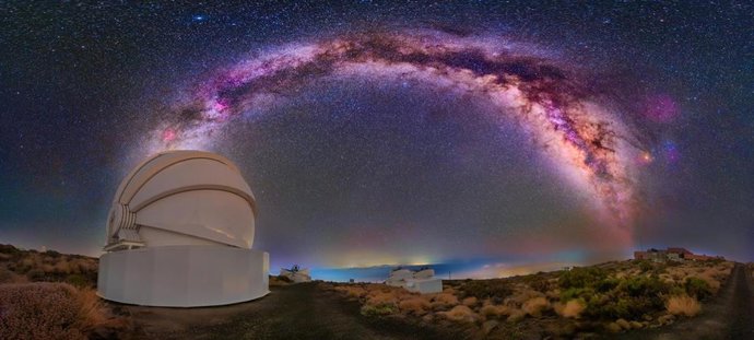 Imagen del two-meter twin telescope (TTT) del Teide.