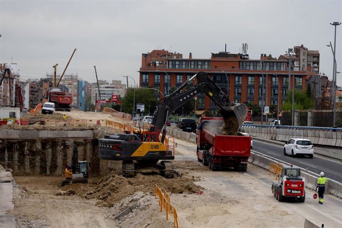 Archivo - Operarios trabajando en las obras de la autovía A5