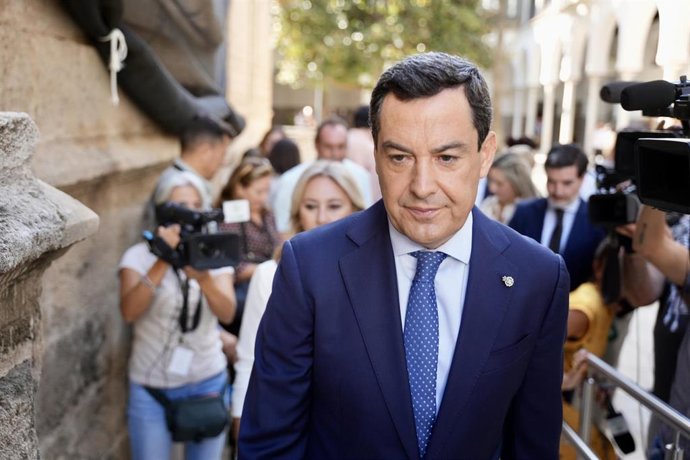 El presidente de la Junta de Andalucía, Juanma Moreno, a su llegada a la sesión de control en el pleno del Parlamento andaluz. A 25 de septiembre de 2025. (Foto de archivo).