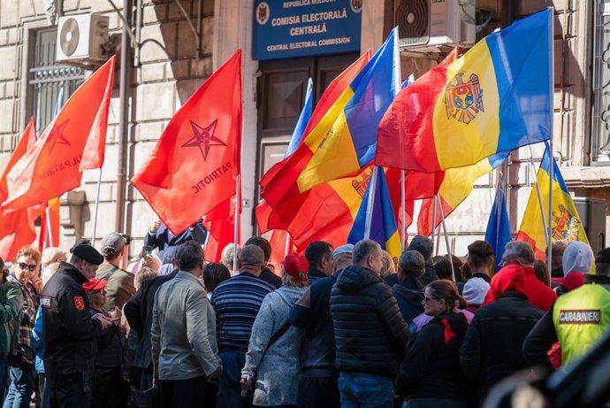 Protesta de la oposición moldava frente a la sede de la Comisión Electoral.