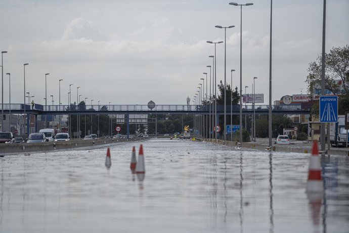 Archivo - Arxiu - Tram inundat de l'autovia de l'Est, A-3, en l'eixida de València, a 12 de novembre del 2022