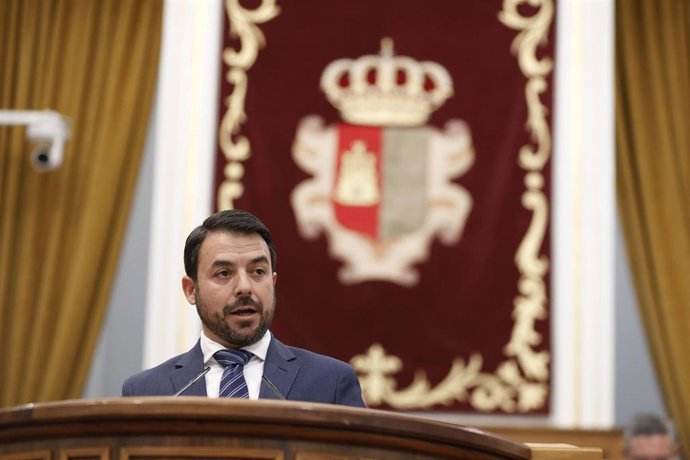 Archivo - El parlamentario de Vox Iván Sánchez en el pleno.