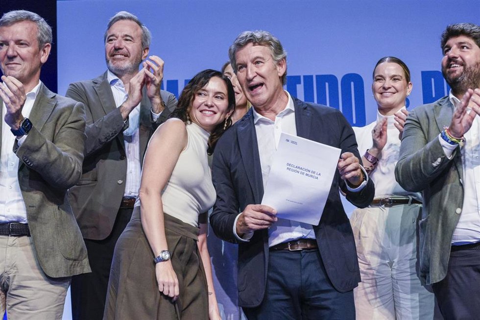 La presidenta de la Comunidad de Madrid, Isabel Díaz Ayuso, y el presidente del Partido Popular, Alberto Núñez Feijóo, durante la clausura del acto de presentación de la Declaración de la Región de Murcia, en el Teatro Circo de Murcia