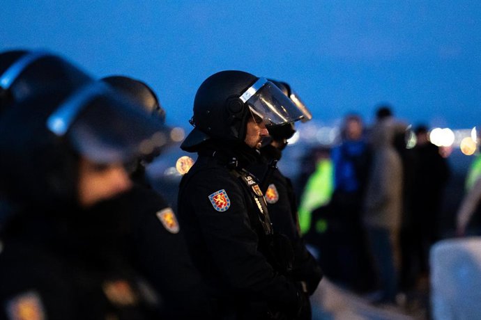 Archivo - La policía carga contra algunos manifestantes que querían bloquear la carretera durante una reunión nacional de la Sociedad Civil, en la explanada del Wanda Metropolitano, a 10 de febrero de 2024, en Madrid (España). Durante el encuentro, los as