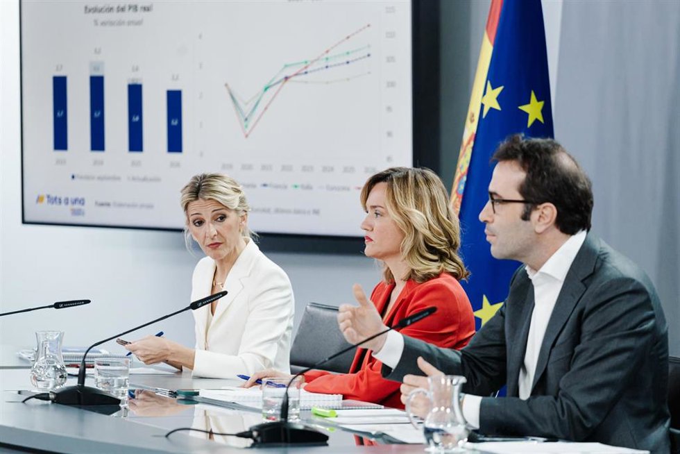 Archivo - (I-D) La vicepresidenta segunda y ministra de Trabajo y Economía Social, Yolanda Díaz; la ministra de Educación, Formación Profesional y Deportes y portavoz del Gobierno, Pilar Alegría, y el ministro de Economía Comercio y Empresa, Carlos Cuer