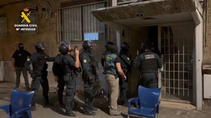 Operación de la Guardia Civil en barrio de Huelva por la que se ha desarticulado un grupo dedicado al robo de armas en fincas.