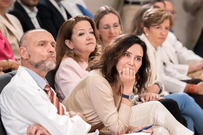 La presidenta de la Comunidad de Madrid, Isabel Díaz Ayuso y la consejera de Sanidad, Fátima Matute, durante la presentación del balance de la Unidad de Hospitalización Pediátrica de Niño Jesús