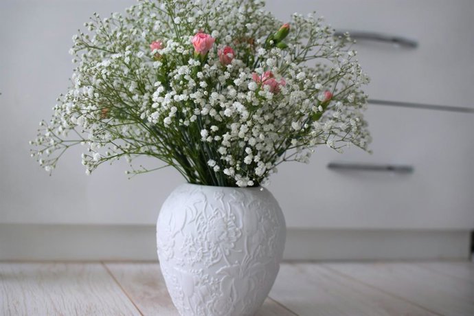 Cómo limpiar el polvo de ramos secos y objetos delicados sin romperlos: el truco poco conocido con secador y laca