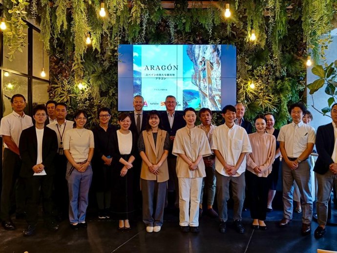 Foto de familia con la veintena de representantes de agencias turoperadores y medios especializados, en Tokio. Foto de familia con la veintena de representantes de agencias turoperadores y medios especializados, en Tokio.