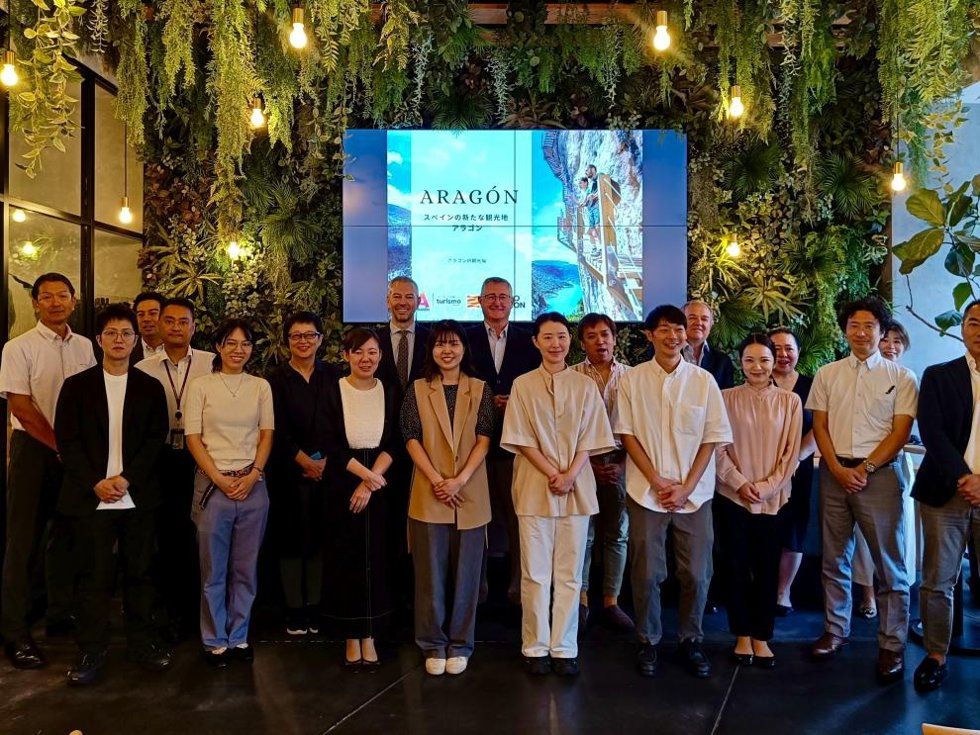 Foto de familia con la veintena de representantes de agencias turoperadores y medios especializados, en Tokio. Foto de familia con la veintena de representantes de agencias turoperadores y medios especializados, en Tokio.