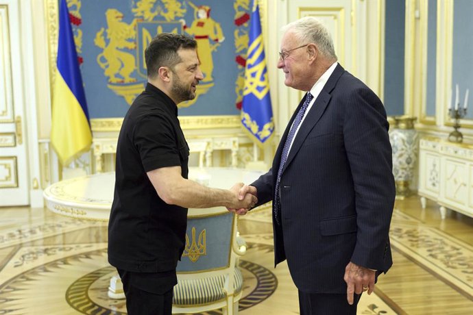 Archivo - Arquivo - 25 de agosto de 2025, Kiev, Ucrânia: O presidente ucraniano Volodymyr Zelenskyy, à esquerda, aperta a mão do enviado especial dos EUA para a Ucrânia e a Rússia, general aposentado Keith Kellogg, à direita, antes de sua reunião bilatera
