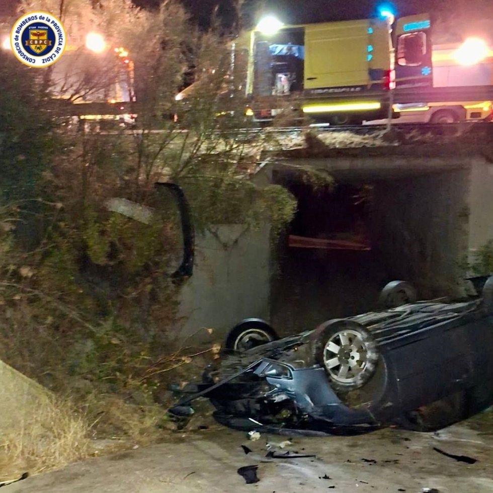 Uno de los coches siniestrados en la A-384 en la madrugada de este lunes 29 de septiembre.