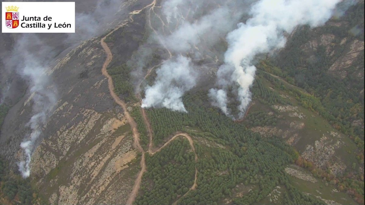 Se autoriza el regreso de los vecinos desalojados por el fuego de Cerezo de Arriba (Segovia), que sigue IGR 2