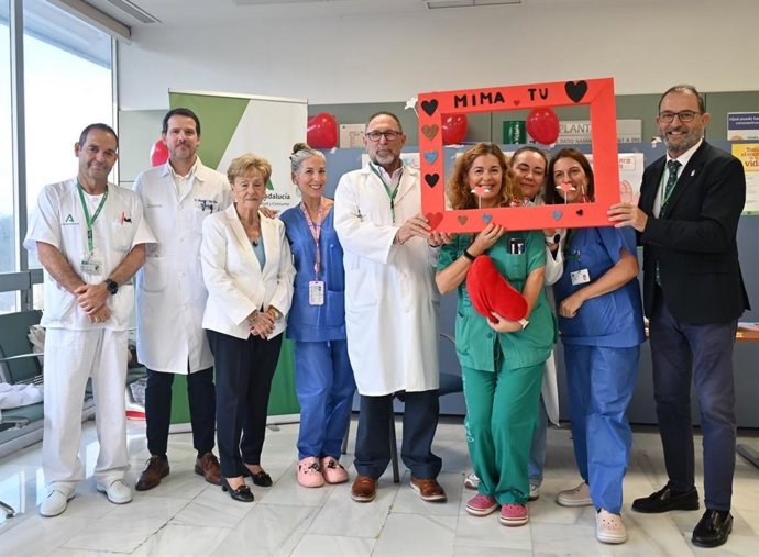 El delegado de Salud, Carlos Bautista, y el director gerente del Hospital Universitario Virgen de la Victoria, Jesús Fernández, con profesionales y miembros de la Asociación de Pacientes Anticoagulados y Coronarios de Málaga (APAM)