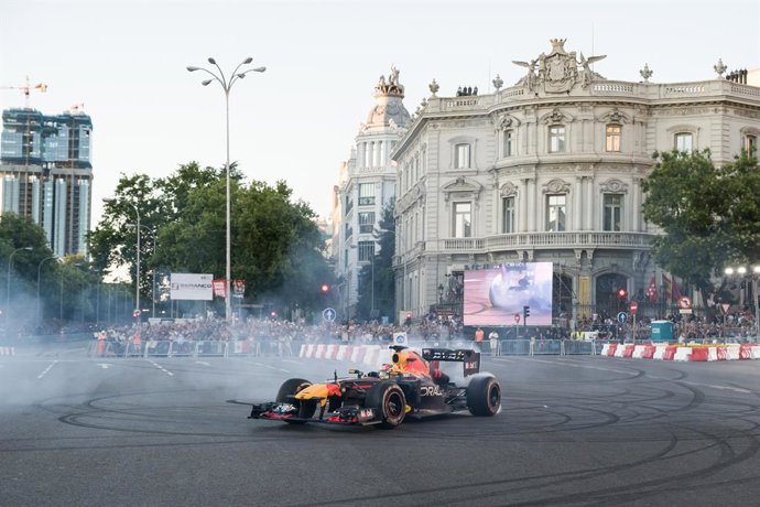 Archivo - El piloto de F1 Checo Perez recorre con el monoplaza ‘Red Bull RB7 (2011)’ el recorrido urbano entre la Puerta de Alcalá, el edificio Metrópolis, Cibeles y un tramo de Paseo Recoletos, a 15 de julio de 2023, en Madrid (España). Red Bull ha trans
