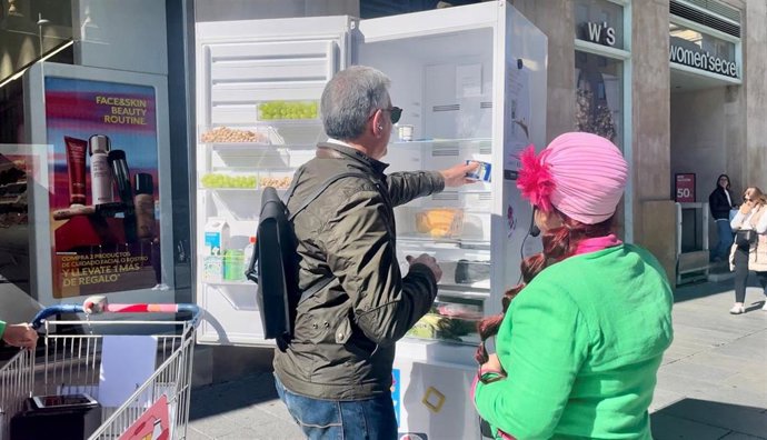 Actividad de la campaña de concienciación sobre el desperdicio alimentario celebrada en la avenida Carlos III de Pamplona.