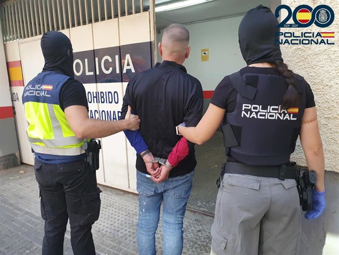 Las quejas vecinales permiten detener a un vendedor de droga a domicilio en Palma.