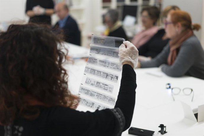 Archivo - Taller de recuperación del patrimonio fotográfico que se celebra en la Casona de Tudanca