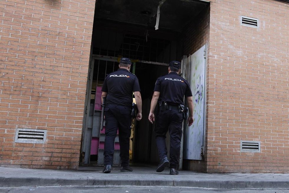 Archivo - Agentes de la Policía Nacional entran en un edifici en Madrid (España).