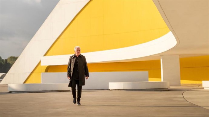 El cantautor Victor Manuel.