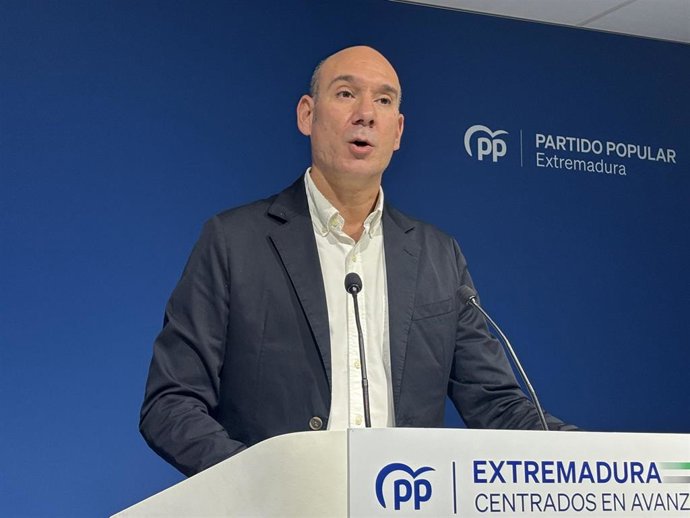 El portavoz del PP de Extremadura, José Ángel Sánchez Juliá, en rueda de prensa