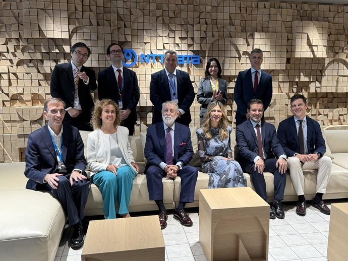 La vicepresidenta Mar Vaquero junto a parte de su equipo y responsables de NTT Data.