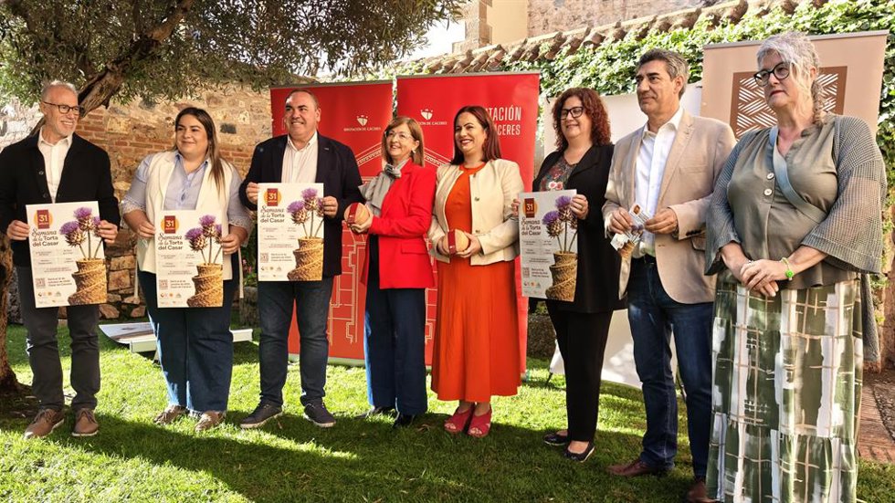 El Comité Organizador de la Semana de la Torta del Casar junto a la diputada delegada de Igualdad, Antonia Molina