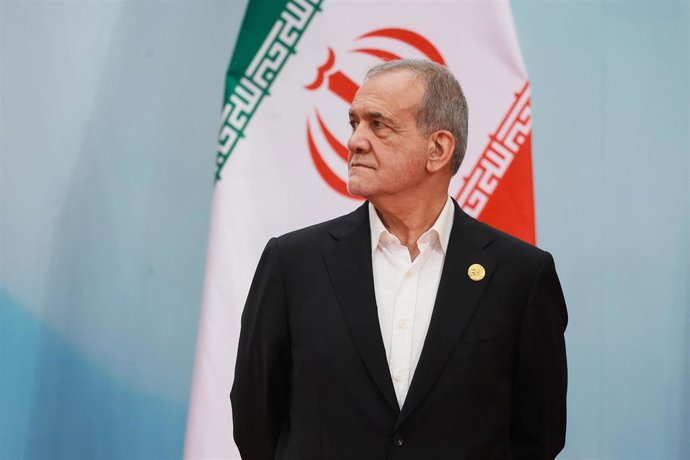 El presidente de Irán, Masoud Pezeshkian, a su llegada a la cita del SCO en China.