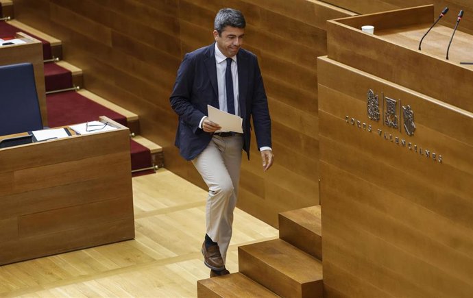 Archivo - El presidente de la Generalitat, Carlos Mazón, llega a intervenir durante una sesión de control en Les Corts