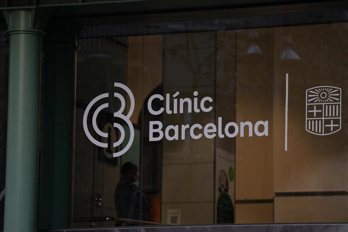 Archivo - Entrada del Hospital Clínic, en una imagen de archivo.