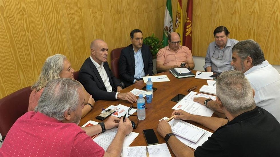 El portavoz socialista en Sevilla, Antonio Muñoz, y los concejales Encarnación Aguilar y Pedro A. Jaime reunidos con representantes sindicales.