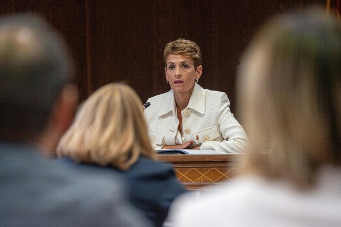 A Presidente do Governo de Navarra, Victoria Chivite Navascués, comparece perante a Comissão de Inquérito sobre os contratos, licenças, concessões, auxílios e outras operações do Governo e do setor público, relacionados à intermediação de