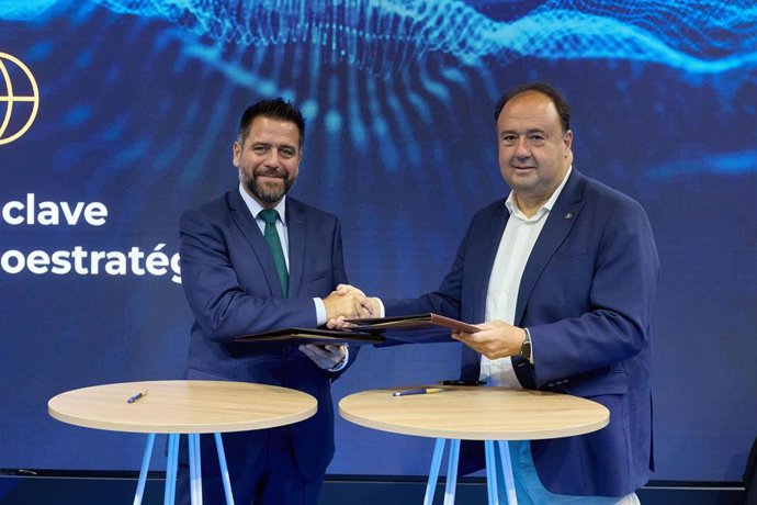 El delegado de la Zona Franca de Cádiz, Fran González, y el rector de la Universidad de Cádiz, Casimiro Mantel, suscriben convenio para organizar el Blue Zone Forum de 2026