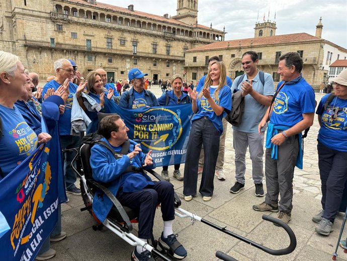 El portavoz del PP en la Diputación de Sevilla, Martín Torres, junto con pacientes de ELA.