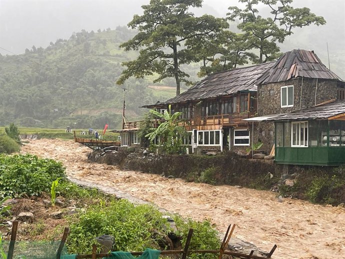 Archivo - HANOI, Aug. 27, 2025  -- This photo taken on Aug. 26, 2025 shows a flood-affected area in northern Vietnam's Lao Cai province. The death toll from Typhoon Kajiki and the resulting floods in Vietnam has risen to seven, with one person still missi
