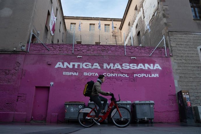 Archivo - Una persona en bici pasa delante de la fachada de la Antiga Massana, a 10 de enero de 2025, en Barcelona, Catalunya (España).