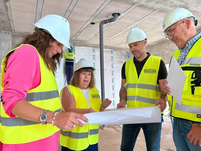 La consejera de Inclusión Social, Juventud, Familias e Igualdad, Loles López, durante su visita al nuevo centro de día de Valverde del Camino (Huelva).