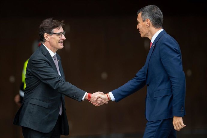 El presidente de la Generalitat de Cataluña, Salvador Illa (i) y el presidente del Gobierno, Pedro Sánchez (d), se saludan a su llegada a la primera jornada de la conferencia Mondiacult, en el Centro de Convenciones Internacionales de Barcelona (CCIB), a 