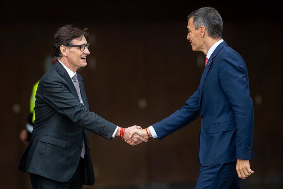 El presidente de la Generalitat de Cataluña, Salvador Illa (i) y el presidente del Gobierno, Pedro Sánchez (d), se saludan a su llegada a la primera jornada de la conferencia Mondiacult, en el Centro de Convenciones Internacionales de Barcelona (CCIB), 