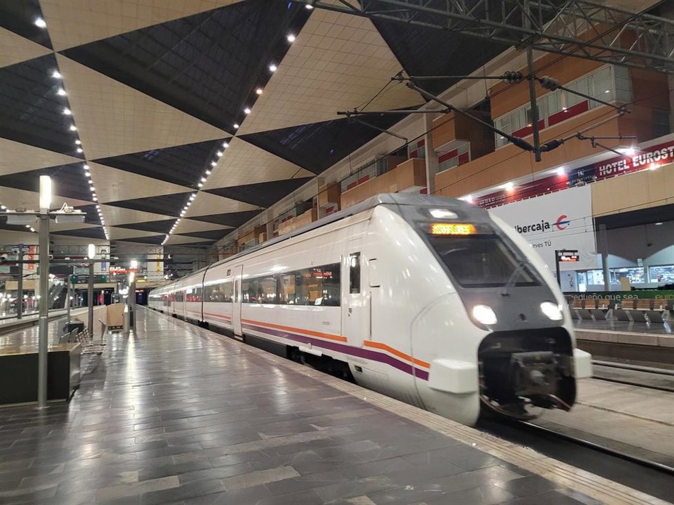 Renfe pone en marcha los nuevos trenes que recortan 20 minutos de viaje entre Zaragoza y Pamplona.