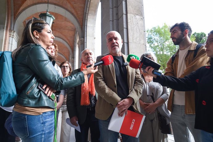 El secretario general de CCOO, Unai Sordo, ofrece declaraciones a los medios tras la presentación en el registro las movilizaciones convocadas para el día 15 de octubre en denuncia del genocidio del Estado israelí contra el pueblo palestino, en la sede de