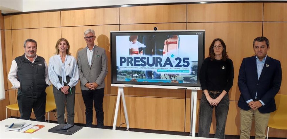 El director de Presura, Joaquín Alcalde; la directora de FCRA, Eva Pando; el DG de Reto Demográfico, Marcos Niño; la vicealcaldesa de SMRA, Cintia Ordóñez; y el director de comunicación de Hunosa, Gustavo Martínez, presentan la 9 edición de 'Presura'.