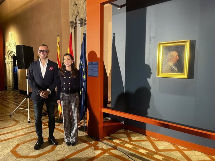 El director general de Cultura del Gobierno de Aragón, Pedro Olloqui, y la presidenta de las Cortes de Aragón, Marta Fernández, junto a la nueva obra.