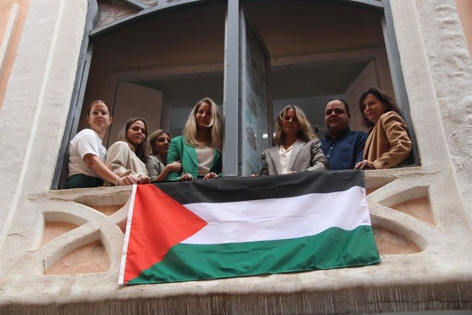 Colocación de la bandera palestina en la sede provincial del PSOE de Jaén.