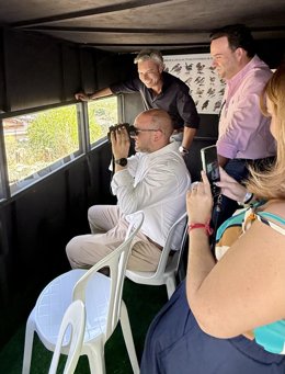 Lorite (al fondo), en el observatorio de aves del nuevo Parque Ornitológico de la Subbética inaugurado en Carcabuey.